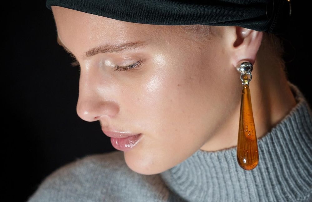 Chez Lanvin, les cheveux s'effacent au profit de l'accessoire de notre enfance