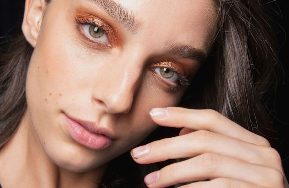 Pour faire matcher votre maquillage des yeux et votre manucure, cette pro a une technique à tomber