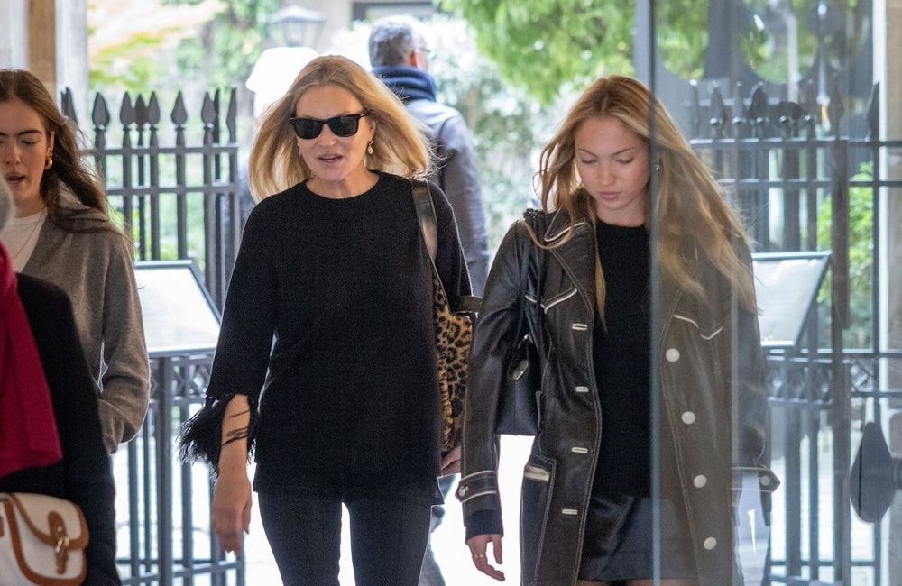 Tout en noir, Lila et Kate Moss matchent leurs outfits à la Fashion Week