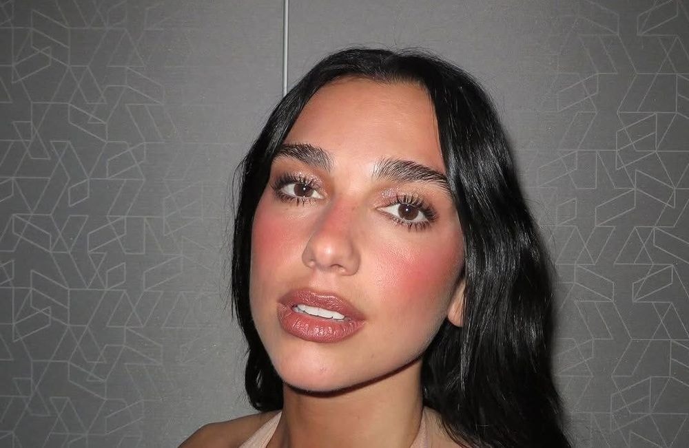 Goggle tan : quand le bronzage au ski inspire la tendance blush du printemps
