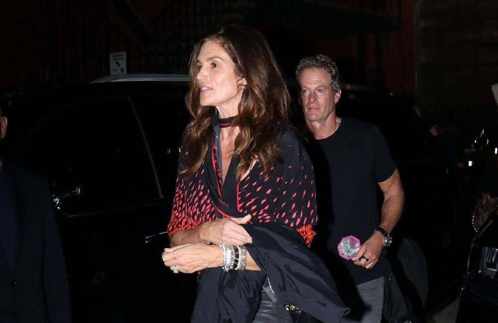 Cindy Crawford : on copie sa façon de porter le foulard