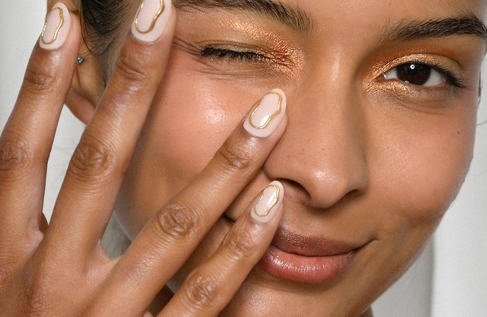Ce détail minimaliste à ajouter sur vos ongles pour twister votre manucure pour Noël
