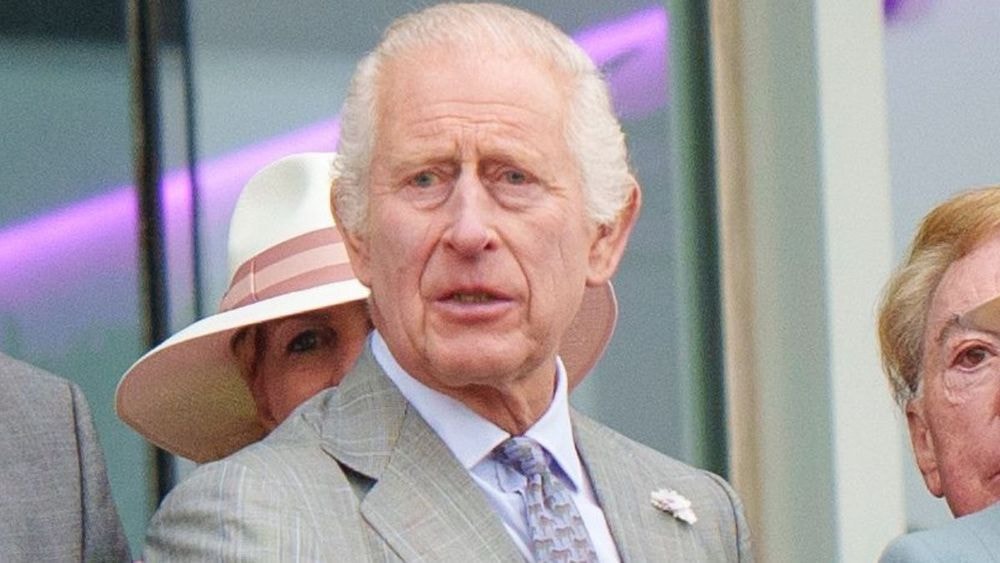 Charles III charme une célèbre actrice française, elle balance : "Il se penche vers moi et…