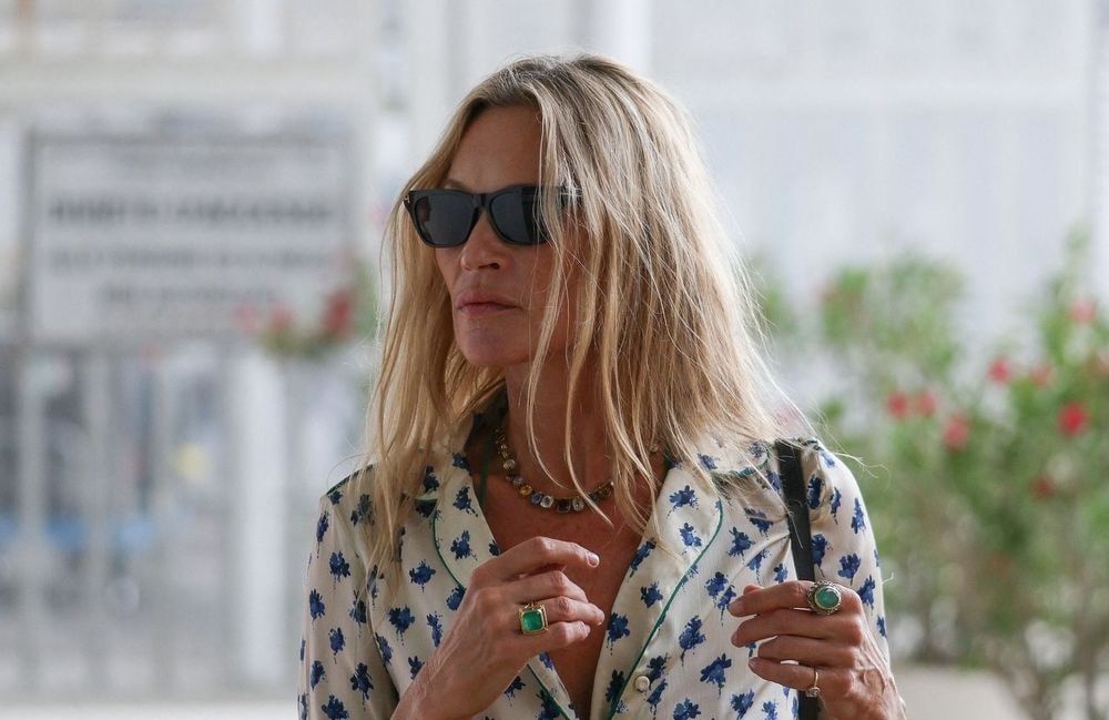 À Venise, Kate Moss transforme la chemise de nuit en look de jour