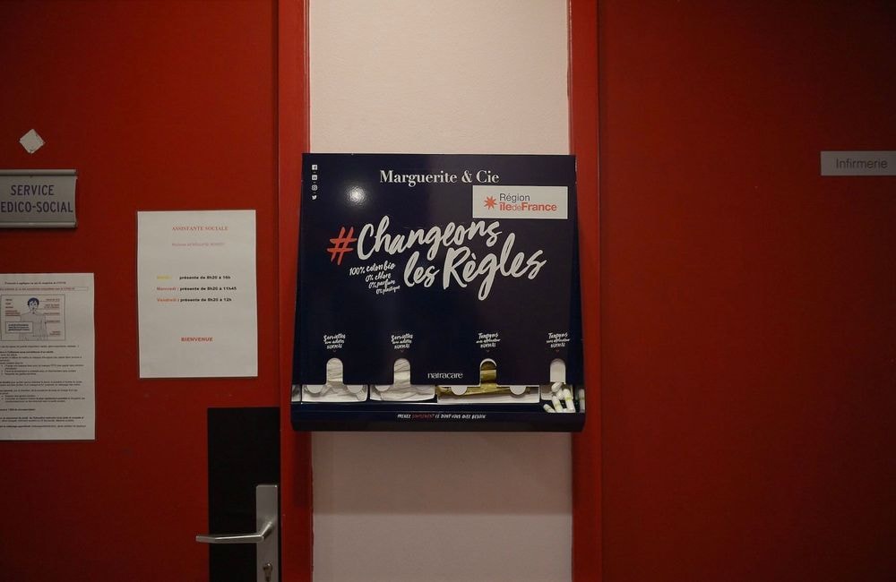 Cette initiative inédite dans des collèges pour distribuer des protections périodiques gratuites