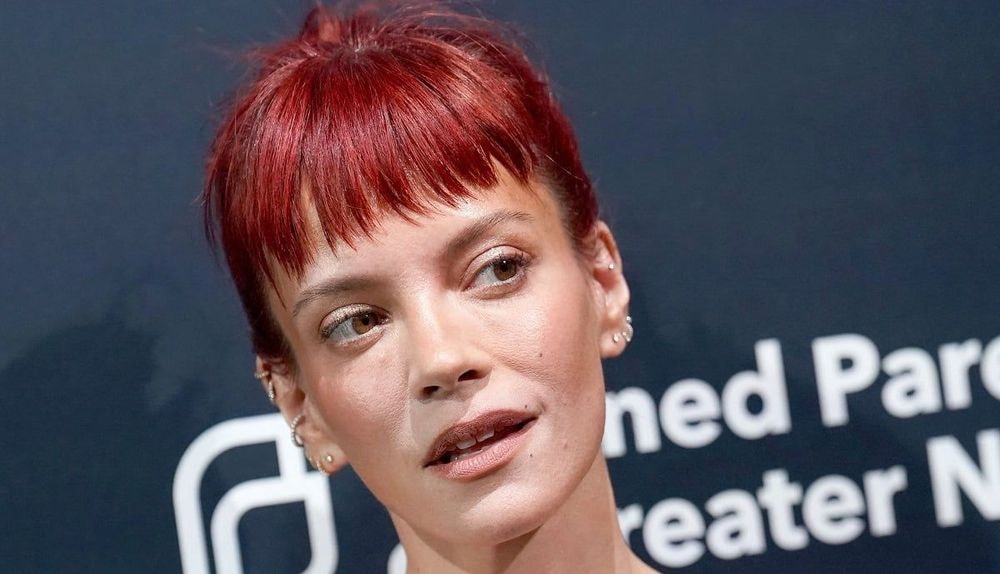 Lily Allen (40 ans) sans soutif et en collants échancrés, sa première sortie post-séparation fait déjà jaser