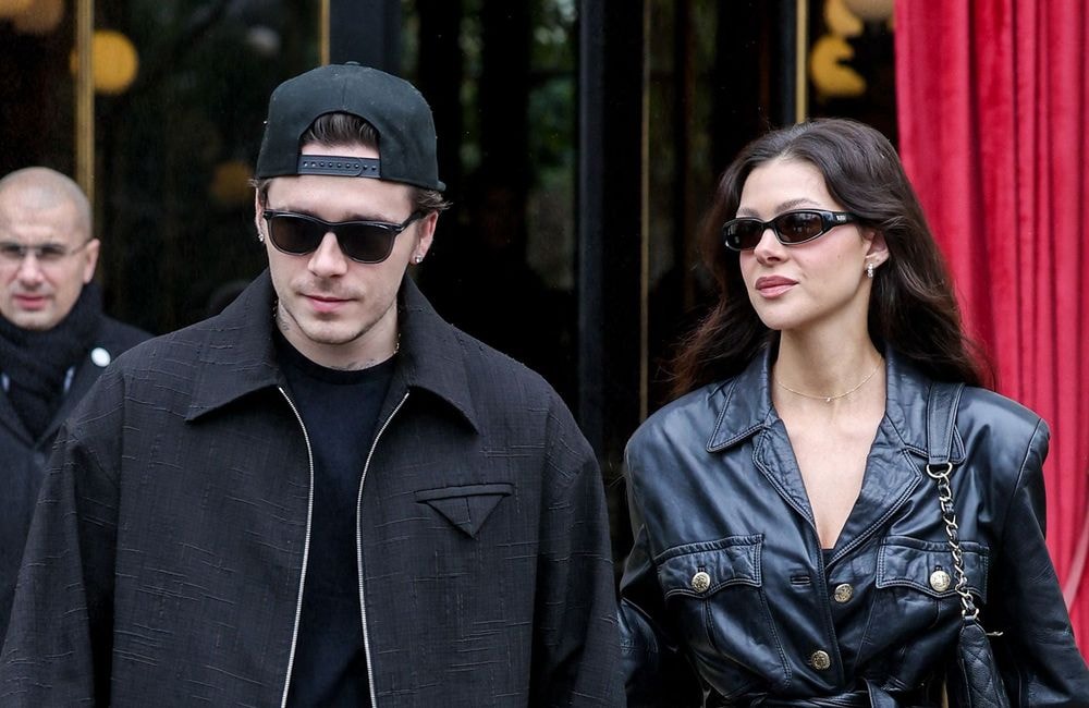 Tailleur et amour fou : Nicola et Brooklyn Peltz-Beckham s’affichent en looks assortis à la Fashion Week