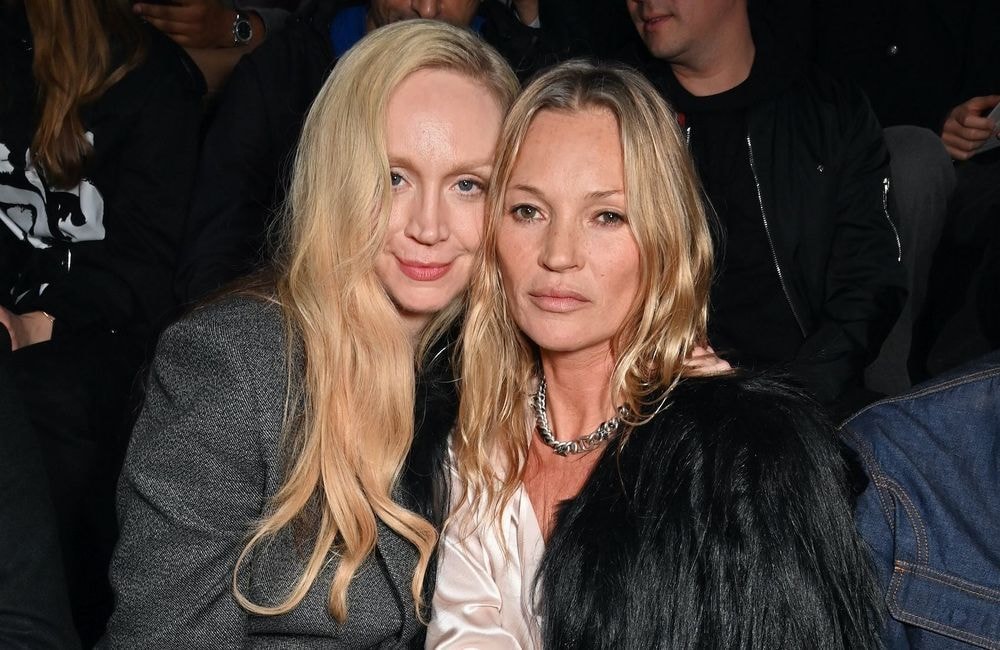 Kate Moss a ressorti ce classique de sa garde-robe au premier rang du défilé Dior