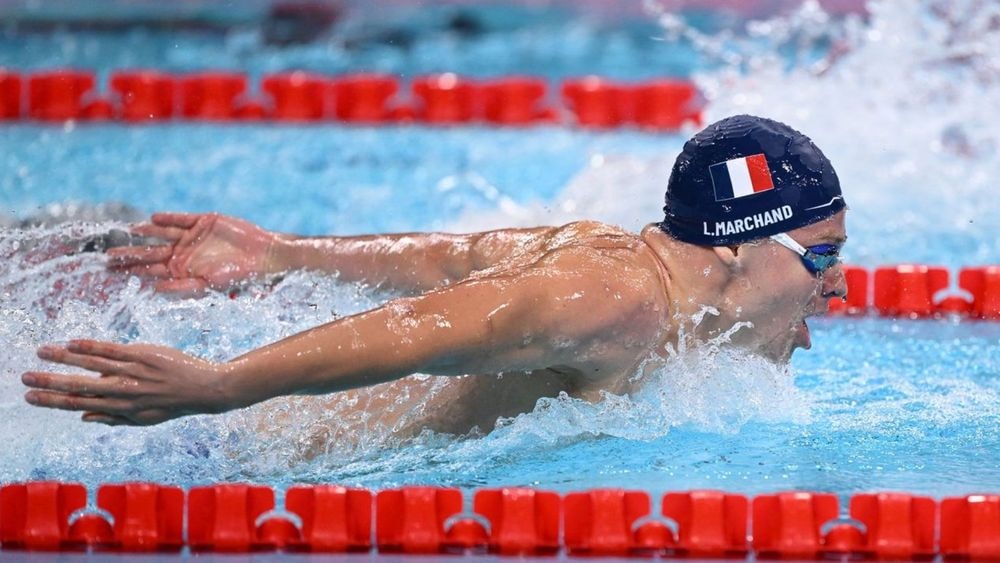 "Ça m'aidait beaucoup" : Léon Marchand explique comment il a soudainement distancé son adversaire sur le 200m papillon !