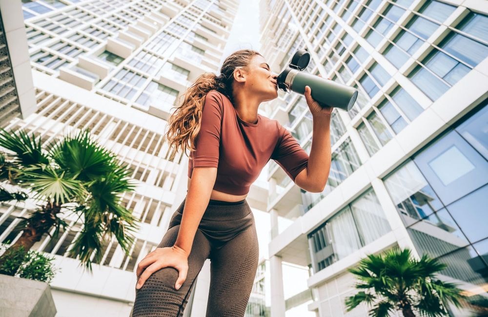 Électrolytes : la boisson star des sportifs (et des lendemains difficiles) est-elle vraiment utile ?