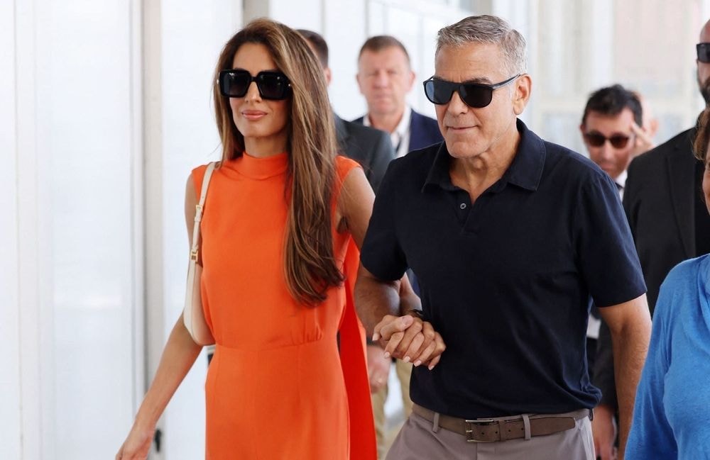 Dentelle et sabots : les vacances bohème d’Amal Clooney à Saint-Tropez