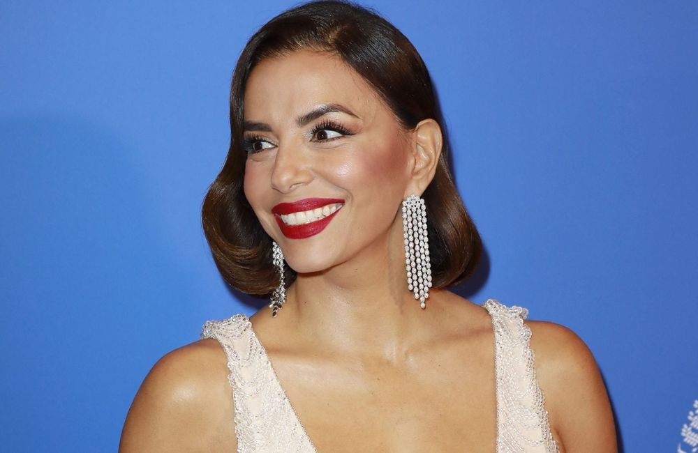 Eva Longoria opte pour un brushing rétro et une bouche rouge pour mettre en valeur sa nouvelle coupe au carré