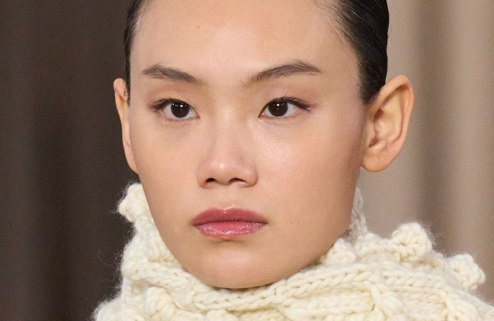 Fins, clairsemés… Quelles formes choisir quand ses sourcils s’affinent ?