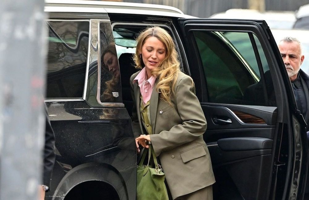 Tailoring impeccable, layering audacieux : le look de tribunal de Blake Lively qui en dit long