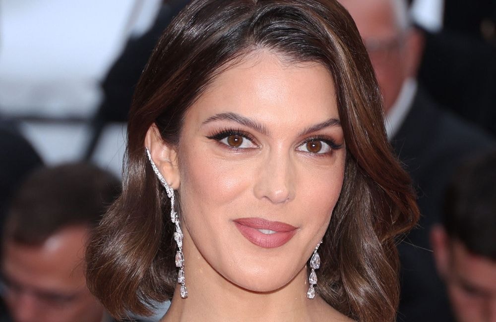 Iris Mittenaere : cet objet belle peau qu’elle utilise avant chaque événement
