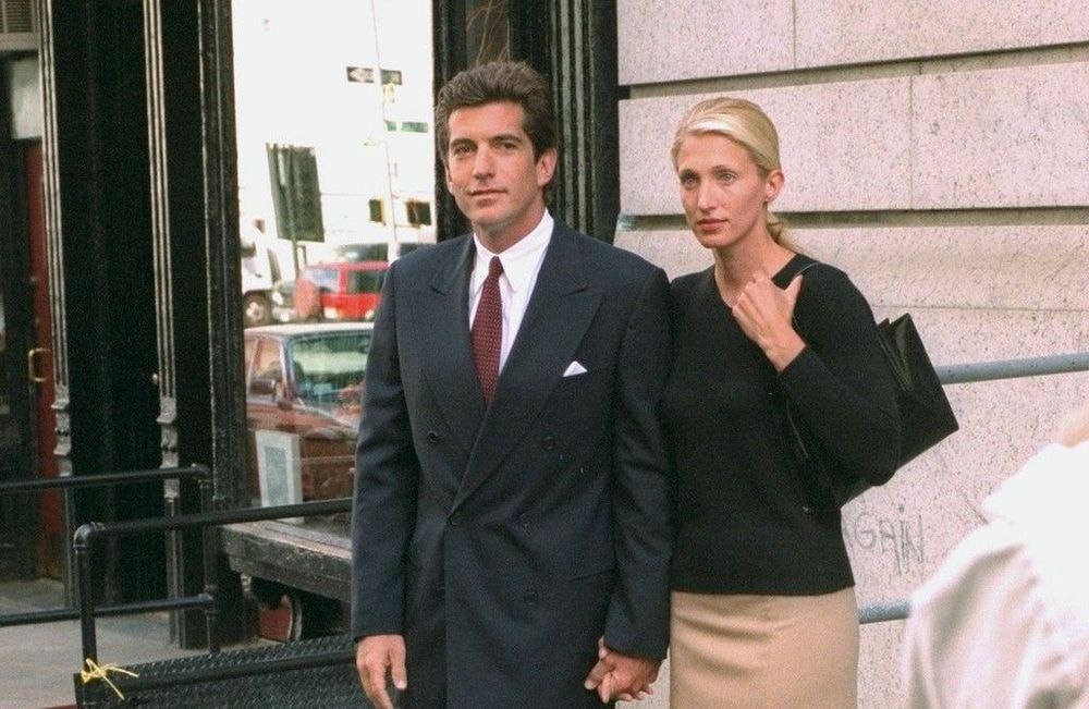 Looks de Carolyn Bessette : pourquoi le styliste de la série de Ryan Murphy a été remercié ?