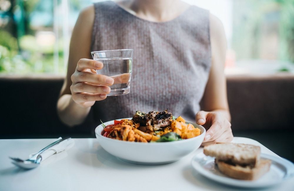 Ballonnements et digestion : faut-il vraiment arrêter les boissons froides à table ?
