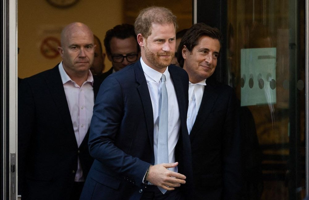 Le prince Harry a-t-il perdu sa virginité avec Elizabeth Hurley ? L’actrice répond