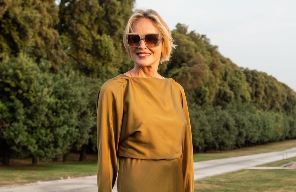Sharon Stone, 67 ans, divine en robe cintrée et satinée à Naples