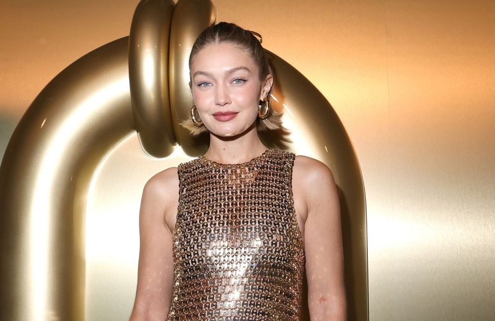 Vu sur Gigi Hadid, le carré se réinvente chic et preppy pour la saison