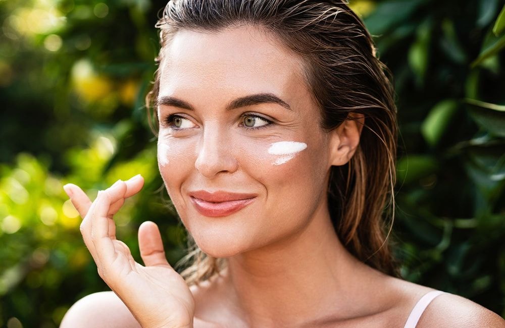 L’astuce d’un pro pour (ré)appliquer de la crème solaire sur une peau maquillée