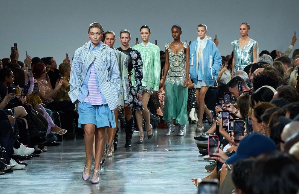 ELLE DÉBRIEFE - Fashion Week de Paris Jour 2 : Le sac « le plus cher du monde » chez Rabanne