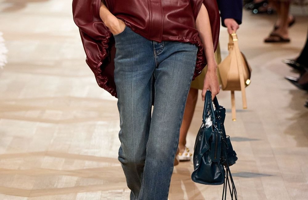 D'après les défilés, voici les 8 tendances jeans que l'on portera en 2026