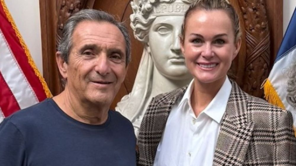 Laeticia Hallyday à nouveau en couple, avec un homme d'affaires de 20 ans son aîné : qui est Serge Varsano, à la tête d'un grand groupe français ?