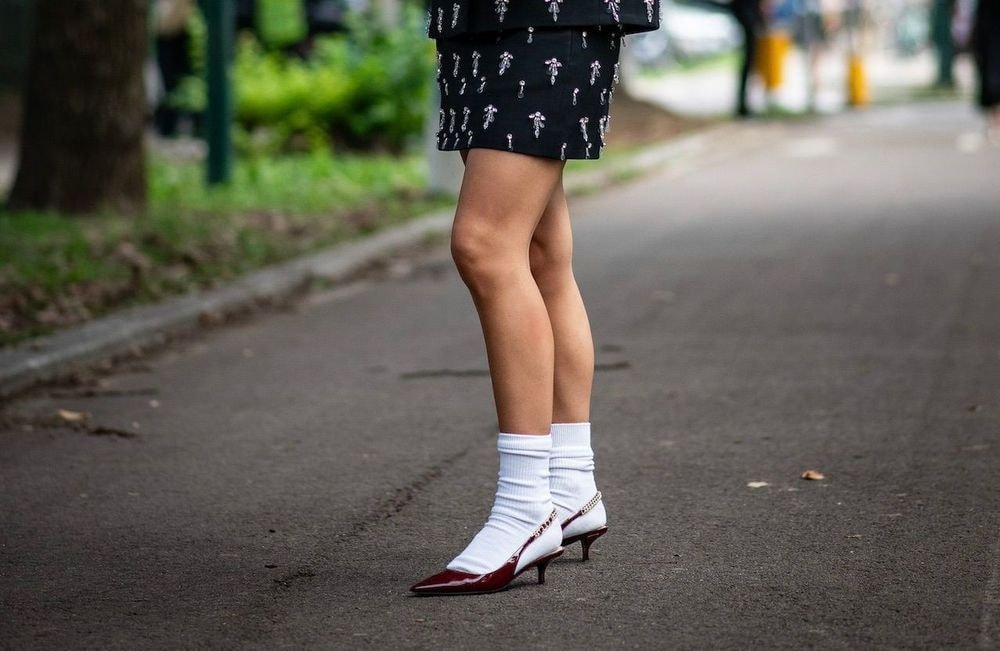 4 façons de porter le combo chaussettes et talons selon Instagram
