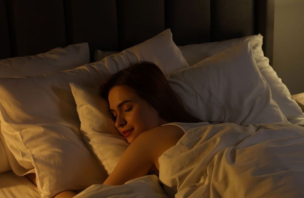 Oui, l’heure du coucher aurait un véritable impact sur la fermeté de la peau (et voici laquelle selon un chirurgien)