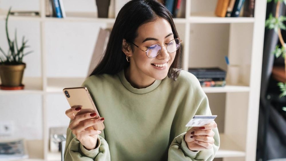 Cette application de paiement pour adolescents propose une carte bancaire sur mesure via l'IA