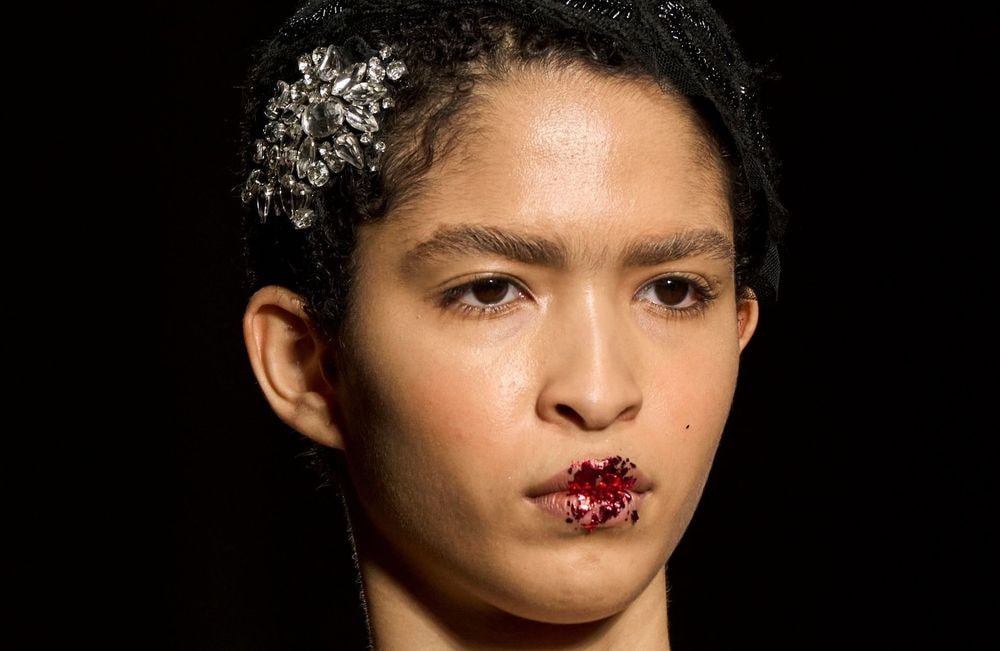 Des cheveux de notre grand-mère à la Fashion Week : cet accessoire fait un retour surprenant