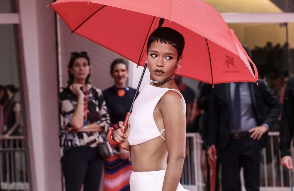 Taylor Russell : sensationnelle en crop-top, bubble skirt et parapluie à la Mostra de Venise