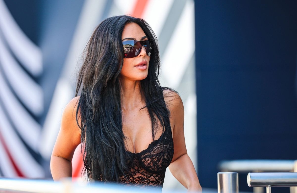 Kim Kardashian dévoile les photos de ses vacances en famille avec Lewis Hamilton