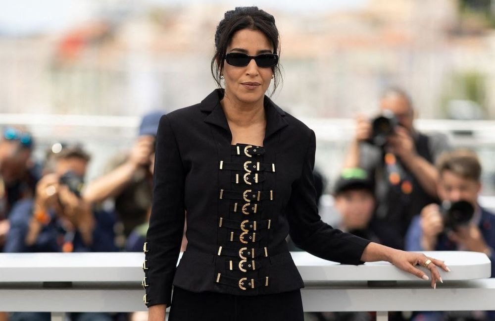 Veste militaire et mules à talons : Leïla Bekhti nous montre comment porter le pantalon capri avec style ce printemps