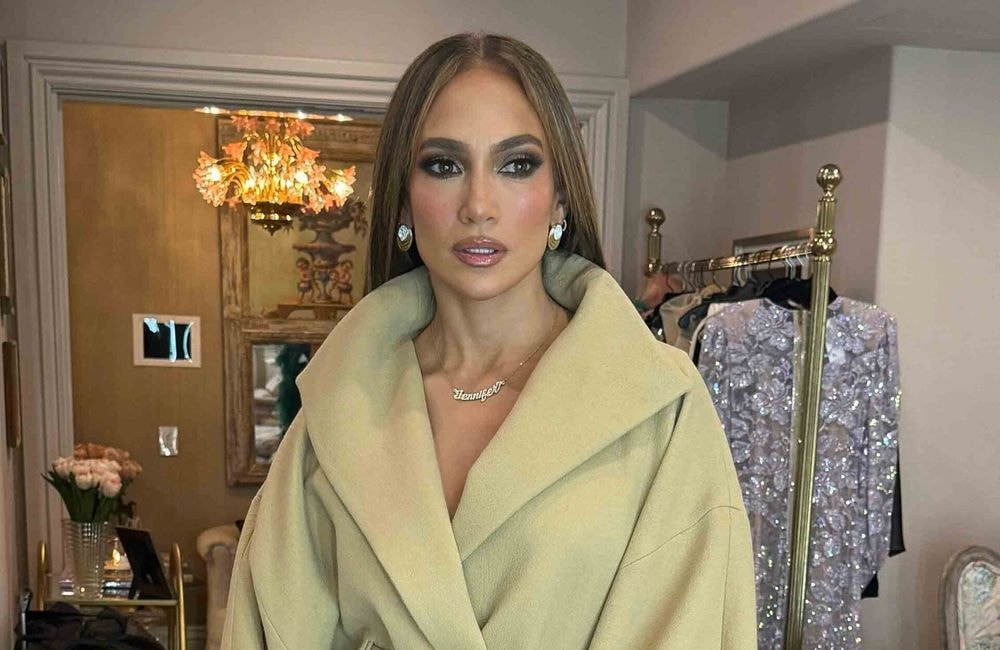 Vampy nails : Jennifer Lopez adopte l’une des plus belles manucures de l’automne