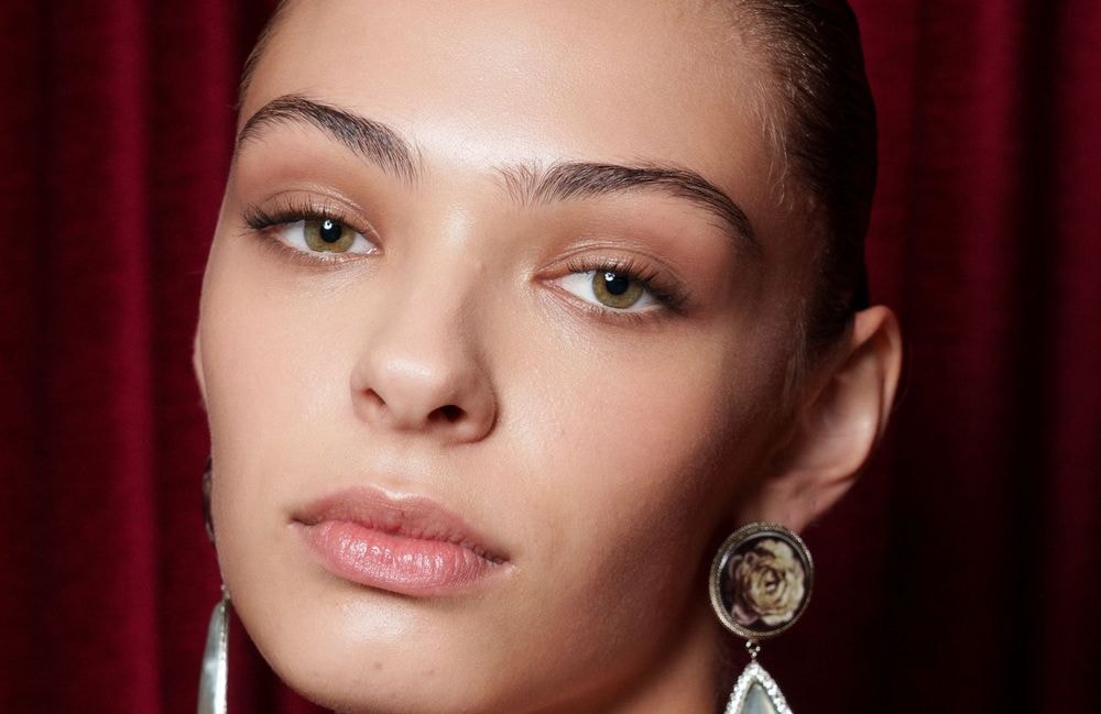 Qu’est-ce que le french pin, cet accessoire français qui rend le chignon ultra-simple et fascine les réseaux ?