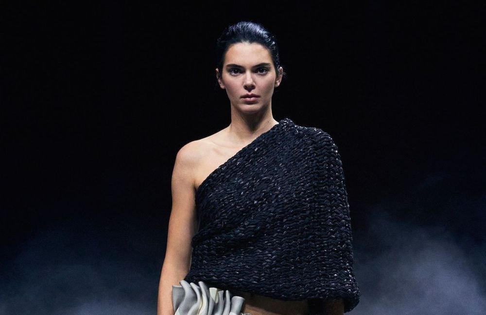 Kendall Jenner défile chez Khaite en jupe à pois, motif phare de la saison
