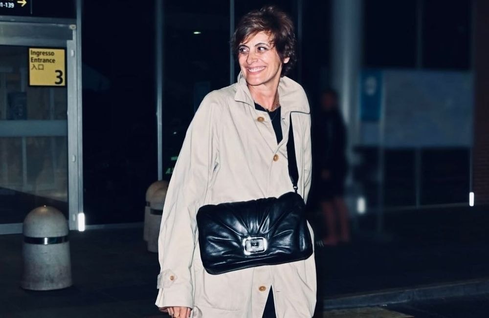 Ines de la Fressange adopte la tendance du sac XXL