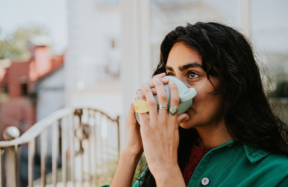 Acné hormonale : boire ce thé au quotidien aiderait à calmer les imperfections
