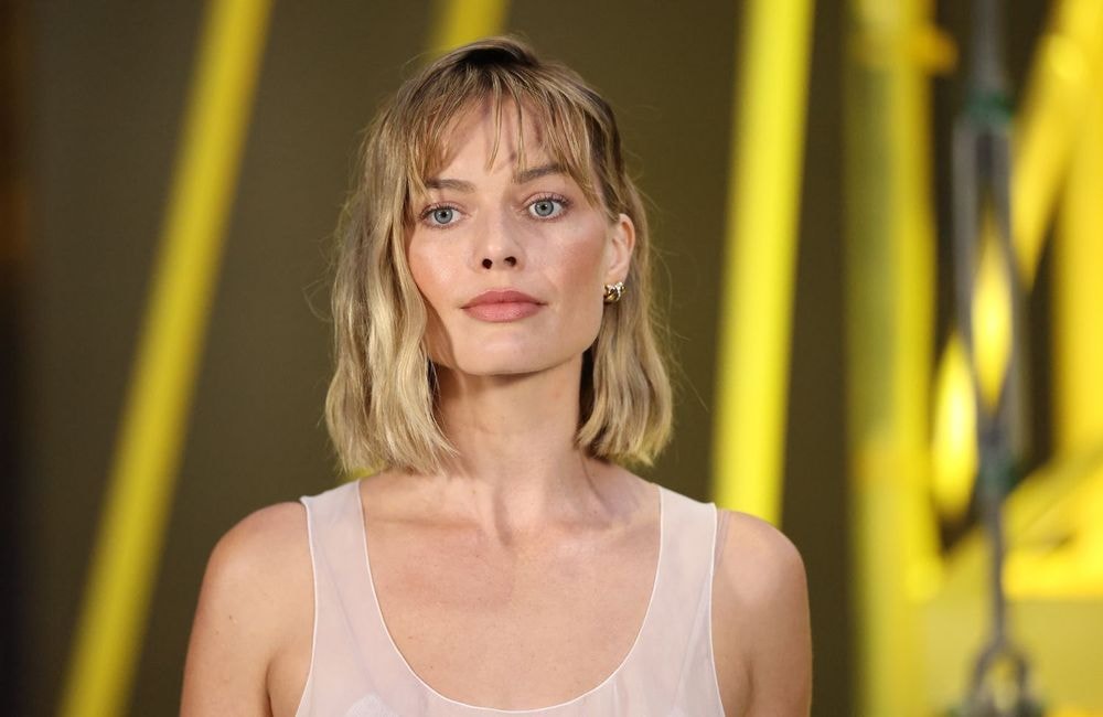 Margot Robbie troque ses longueurs pour un bob wavy à la frange effilée