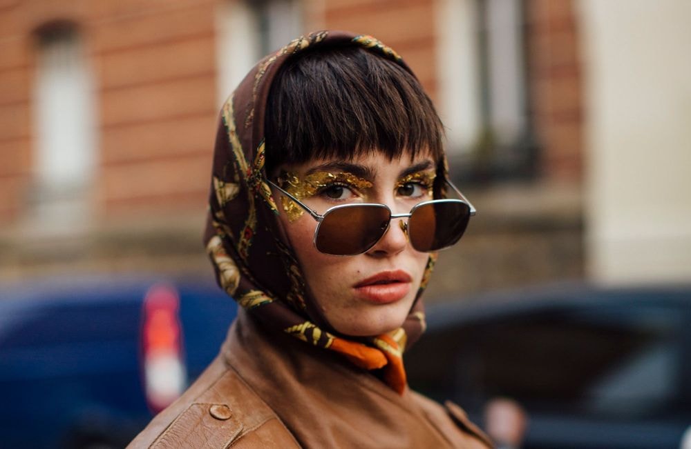 Foulard sur la tête : 3 façons de le nouer qui changent