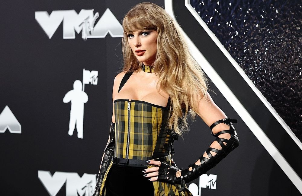 On connaît enfin le nom du rouge à lèvres nude qu’utilise Taylor Swift