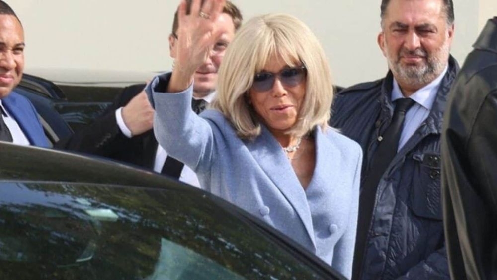 Brigitte Macron à la Fashion Week de Paris : cette scène lunaire avec Charlize Theron n’est pas passée inaperçue