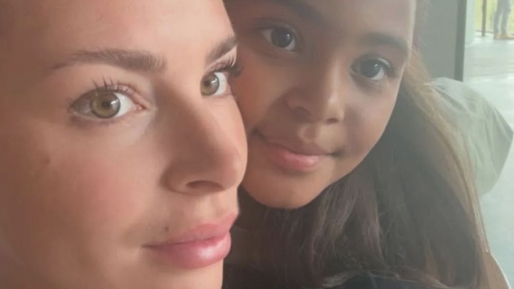"Ma fille se frotte la peau pour…" : la fille d'Emilie Fiorelli victime de harcèlement et de racisme à l'école, son cri du cœur !