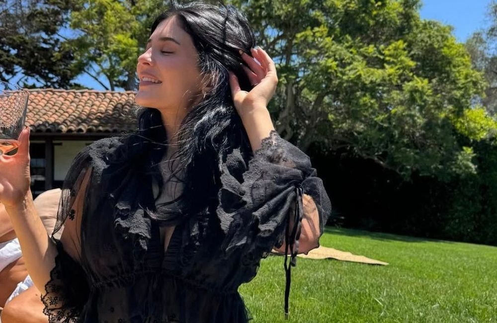 Jean droit, top à volants et tongs en cuir : le combo parfait pour la fin de l’été signé Kylie Jenner