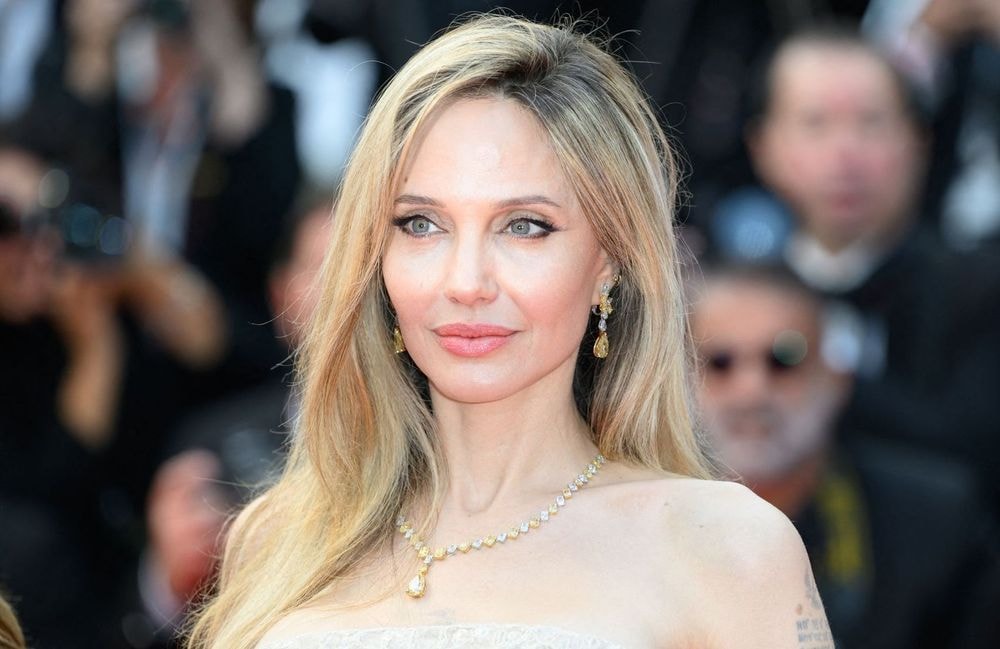 Angelina Jolie affiche le blond rajeunissant qu'on va toutes vouloir adopter cet automne