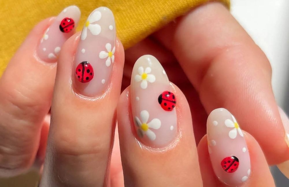 Ladybug nails : la tendance régressive du printemps que l'on n'avait pas vue venir
