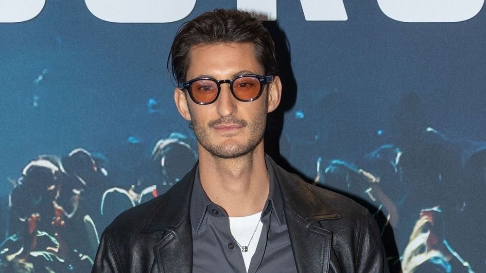 Enchères folles : Pierre Niney voit son mouchoir atteindre 100 000 €, « un délire typiquement américain »