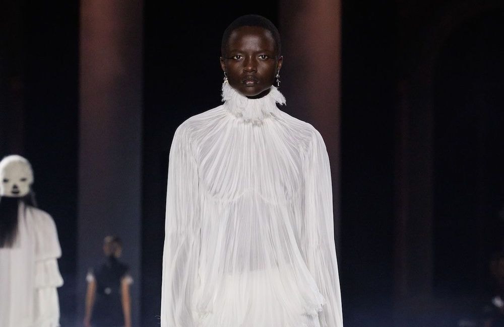 Cette chemise aux accents néo-romantiques est la tendance chic du printemps